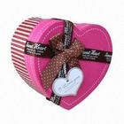Kalp şeklinde dekoratif lüks geri dönüştürülmüş hediye kağıt kutusu, çikolata için pembe kağıt kutusu
