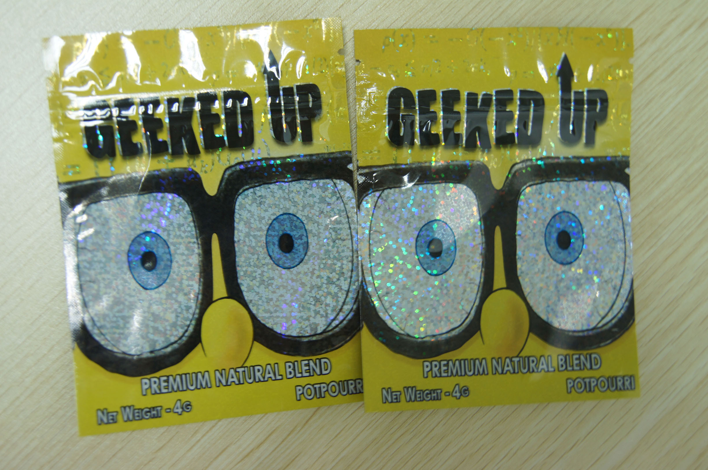 Kilitli Bitkisel Tütsü Ambalaj 4g Lazer Film Plastik GEEKED UP Sarı